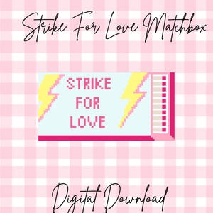 Könnte beinhalten: Digitaler Download-Grafik mit einem Streichholzschachtel-Design. Der Text "Strike For Love" in pinkfarbenen Pixelbuchstaben. Die Streichholzschachtel hat gelbe Blitzgrafiken auf einem rosa-weiß karierten Hintergrund.
