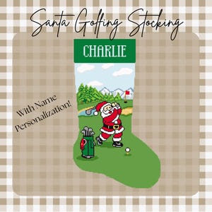 Op de afbeelding: Een kerstsok met een golfthema. De sok toont een gepixeleerde kerstman die met een golfclub zwaait op een groene golfbaan. De sok heeft de naam "CHARLIE" bovenaan en de tekst "Santa Golfing Stocking" en "With Name Personalization!"