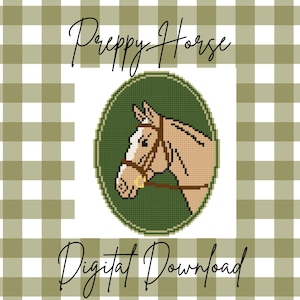 Puede incluir: Gráfico de descarga digital con una cabeza de caballo pixelada de perfil, con brida, dentro de un óvalo verde. Las palabras "Preppy Horse" y "Digital Download" están escritas en cursiva. El fondo es un patrón de cuadros verdes y blancos.