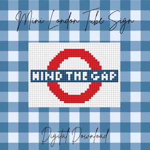 Può includere: Un download digitale con un disegno a punto croce del logo della metropolitana di Londra, un cerchio rosso con una barra blu con la scritta "MIND THE GAP". Lo sfondo è un motivo a quadretti blu e bianco, con il testo "Mini London Tube Sign" e "Digital Download".