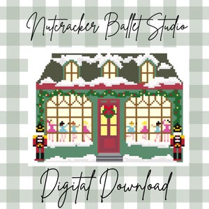 Puede incluir: Una imagen de descarga digital con una ilustración pixelada de un estudio de ballet. El edificio es verde con una puerta roja y un tejado cubierto de nieve. El texto "Nutcracker Ballet Studio" y "Digital Download" está escrito en cursiva.