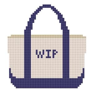 Könnte beinhalten: Eine pixelige Tragetasche mit cremefarbenem Korpus und marineblauen Griffen und Zierleisten. Die Tasche trägt die Buchstaben "WIP" in Marineblau auf der Vorderseite. Die Tasche hat eine rechteckige Form mit einem großen Griff.