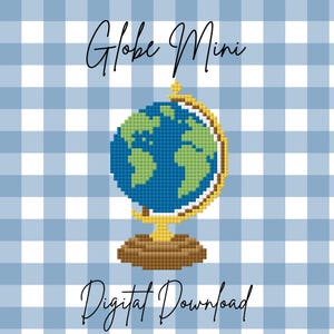 Op de afbeelding: Een digitale download afbeelding met een gepixelde wereldbol met blauwe oceanen en groene continenten, op een gouden standaard. De tekst "Globe Mini" en "Digital Download" staan in cursief schrift tegen een blauw-witte geruite achtergrond.