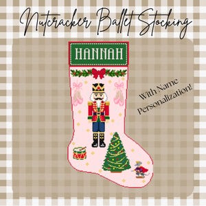 Puede incluir: Calcetín navideño rosa con temática de ballet Cascanueces. El calcetín presenta un panel de nombre personalizado, un soldado Cascanueces, zapatillas de ballet, un árbol de Navidad y un ratón. El texto "Nutcracker Ballet Stocking" está en la parte superior.