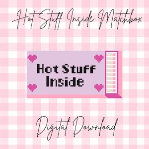 Könnte beinhalten: Digitaler Download-Grafik mit dem Text "Hot Stuff Inside Matchbox" in Schreibschrift. Das Bild zeigt ein pixeliges Streichholzschachtel-Design mit den Worten "Hot Stuff Inside" und Herzgrafiken. Der Hintergrund ist ein rosa-weißes Karomuster.