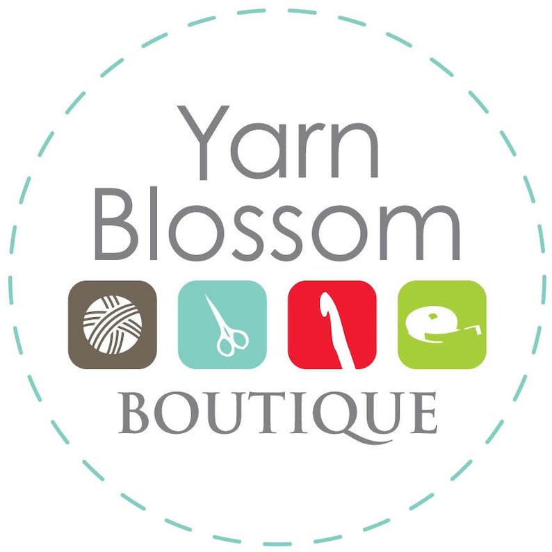 K&ouml;nnte beinhalten: Ein t&uuml;rkisfarbener Kreis mit einem gestrichelten Rand, der Text "Yarn Blossom Boutique" in Grau und vier Symbole: ein braunes Quadrat mit einem wei&szlig;en Wollkn&auml;uel, ein t&uuml;rkisfarbenes Quadrat mit einer wei&szlig;en Schere, ein rotes Quadrat mit einem wei&szlig;en H&auml;kelhaken und ein gr&uuml;nes Quadrat mit einem wei&szlig;en Ma&szlig;band.