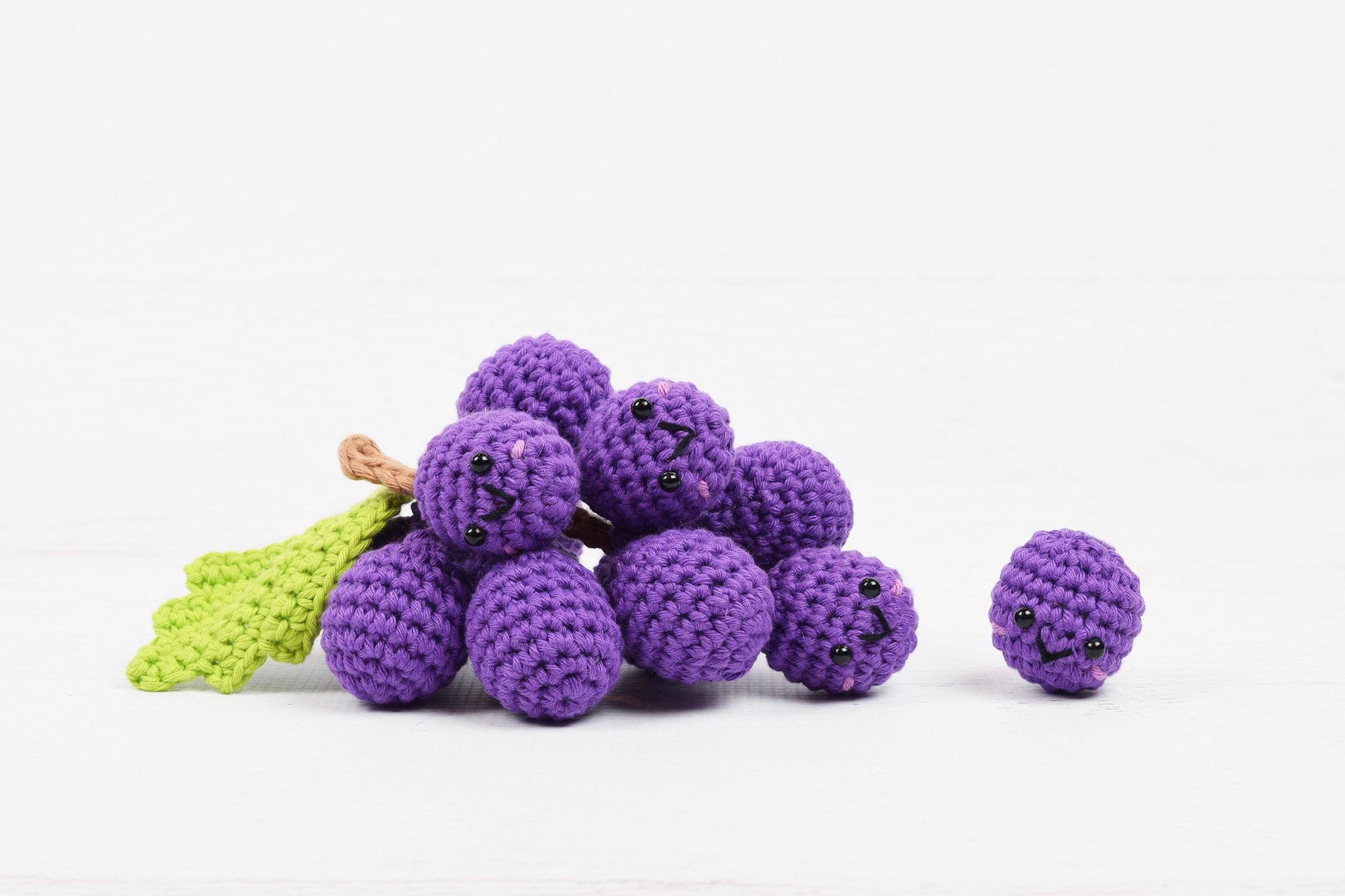 その他 1920s French Crocheted Grape Decoration 1920s French Crocheted Grape Decoration