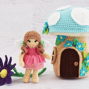 PATRON AU CROCHET Pétunia la fée du jardin et sa maison aux champignons amigurumi jouet crochet fée poupée softie fait à la main pdf modèle numérique image 2