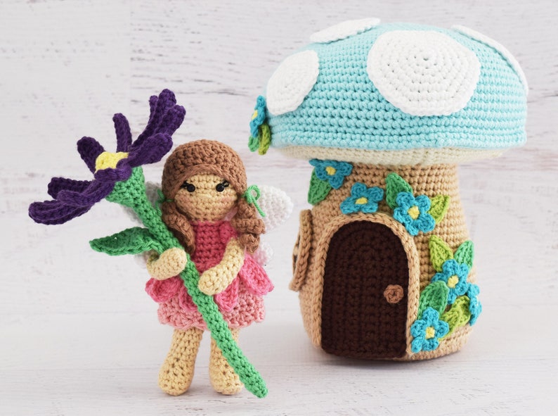 PATRON AU CROCHET Pétunia la fée du jardin et sa maison aux champignons amigurumi jouet crochet fée poupée softie fait à la main pdf modèle numérique image 1