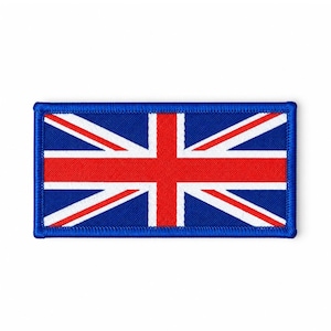 Puede incluir: Un parche rectangular bordado con el diseño de la bandera Union Jack. El parche tiene un fondo azul con una cruz roja central delineada en blanco, y franjas diagonales rojas también delineadas en blanco, todo bordeado por un grueso borde azul.