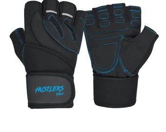 Puede incluir: Un par de guantes negros sin dedos con costuras azules y acolchado en las palmas. La correa de la muñeca presenta el texto HUSTLERS ONLY en azul. Los guantes incluyen pequeños detalles plateados reflectantes en el dorso de la mano.