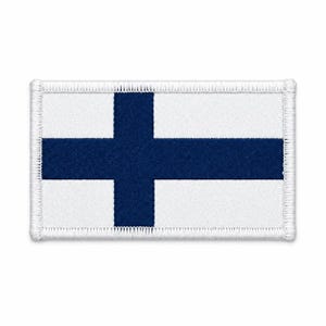 Peut inclure: Un écusson rectangulaire brodé représentant le drapeau national de la Finlande. Le motif se compose d'un fond blanc avec une croix nordique bleu foncé centrée horizontalement et verticalement, fini avec un bord brodé blanc.