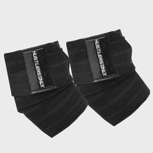 Peut inclure: Une paire de bandes de poignet élastiques noires avec un tissu texturé et un écusson rectangulaire noir portant le texte blanc HUSTLERS ONLY imprimé verticalement. Les bandes sont dotées d'un système de fermeture auto-agrippant.