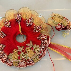 Robe Laddu Gopal rouge faite main avec Pagdi | Bébé Krishna Poshak de créateur avec broderie dorée