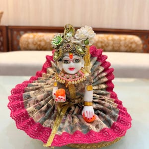 Robe Laddu Gopal en coton faite main avec pagdi : Krishna Poshak floral rose