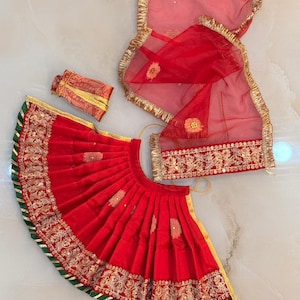 Puede incluir: Un juego de tres tazas de cerámica con un acabado moteado y mate. Las tazas son de color crema, gris claro y gris oscuro. Cada taza tiene un diseño simple y minimalista.