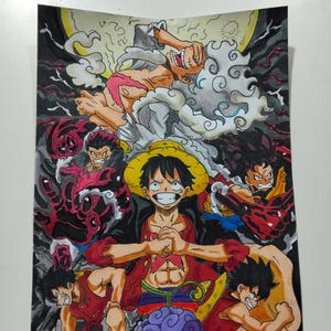 Può includere: Un'illustrazione vibrante con un personaggio centrale con un cappello di paglia, circondato da altri personaggi in pose dinamiche. L'opera d'arte mostra una varietà di pose d'azione e dettagli colorati, con un focus sulla figura centrale e un frutto viola.