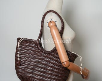 Borsa a tracolla Dina in pelle intrecciata a mano, ideale come regalo per le vacanze o la spiaggia.