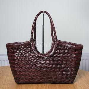 Bolso tipo hobo de piel de búfalo tejido a mano, bolso de cesta trenzada, hecho en Chennai, India.