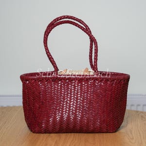 Bolsa tote hobo Pöny em couro genuíno: design trançado vertical, bolsa de ombro trançada na cor bordô.