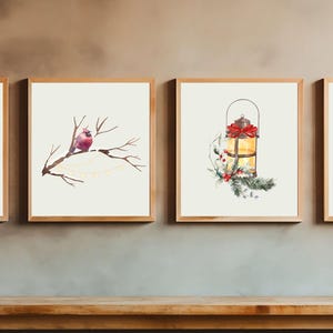 Può includere: Quattro stampe ad acquerello incorniciate a tema natalizio. Le stampe raffigurano una slitta rossa, un uccello su un ramo, una lanterna con un fiocco rosso e un albero di Natale con un cervo. Le cornici sono in legno.