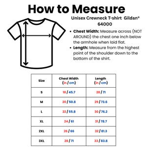 Puede incluir: Diagrama que muestra c&oacute;mo medir una camiseta de cuello redondo unisex Gildan 64000. Incluye medidas de ancho de pecho y largo en pulgadas y cm para tallas S a 3XL. Texto: "How to Measure".