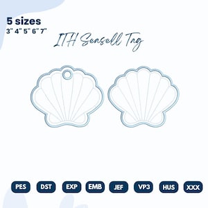 Könnte beinhalten: Zwei muschelförmige Stickmuster mit hellblauen Umrissen und Innenstichen. Der Text "ITH Sensell Tag" befindet sich über den Muscheln. Größen: 3", 4", 5", 6" und 7". Stickdateiformate: PES, DST, EXP, EMB, JEF, VP3, HUS und XXX.