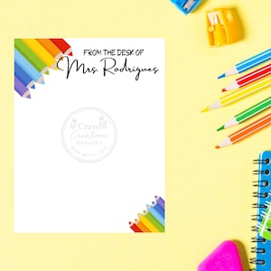 Carte de correspondance lumineuse et audacieuse pour enseignant – « Proposée par le bureau de » – Style portrait – Nom personnalisé – Crayon arc-en-ciel