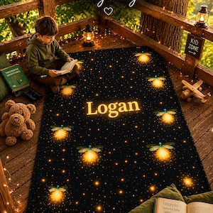 Manta de terciopelo con diseño de luciérnagas personalizada, con nombre personalizado y decorada con luciérnagas. Regalo ideal.