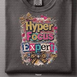 Op de afbeelding: Een set van drie keramische mokken met een gespikkelde, matte afwerking. De mokken zijn in tinten crème, lichtgrijs en donkergrijs. Elke mok heeft een eenvoudig, minimalistisch ontwerp en een afgeronde handgreep.