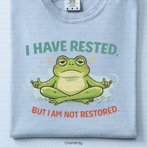 Könnte beinhalten: Eine weiße Keramik-Tasse mit schwarzem Henkel und dem Text "But First, Coffee" in schwarzer, fetter Schrift. Die Tasse steht auf einer weißen Oberfläche.