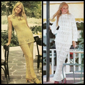 Puede incluir: Dos imágenes que muestran conjuntos de crochet vintage. La primera presenta un top sin mangas amarillo y pantalones a juego con detalles calados. La segunda muestra un top blanco de manga larga y pantalones, también de crochet, con un diseño abierto similar. Ambos conjuntos están diseñados al estilo retro.