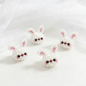 Può includere: Una tazza di ceramica bianca con manico nero e la scritta "But First, Coffee" in grassetto nero. La tazza è posta su uno sfondo sfocato, suggerendo un'atmosfera accogliente.