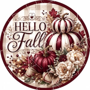 Peut inclure: Une enseigne circulaire avec le texte "HELLO Fall" en écriture rouge foncé et police serif. Le motif comprend des citrouilles empilées à rayures blanches et rouge foncé, une citrouille rouge foncé, des fleurs crème, des feuilles d'automne et un ruban en toile de jute.