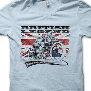 Könnte beinhalten: Hellblaues T-Shirt mit einem Vintage-Motorrad-Motiv und dem Text "British Legend". Das Design beinhaltet die Flagge des Vereinigten Königreichs und den Slogan "British Bikes Are Better".