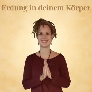 Può includere: Una donna con i dreadlocks indossa una maglia a maniche lunghe rosso scuro, con le mani giunte in posizione di preghiera. Lo sfondo è di colore giallo chiaro con il testo "Erdung in deinem Körper" in alto.