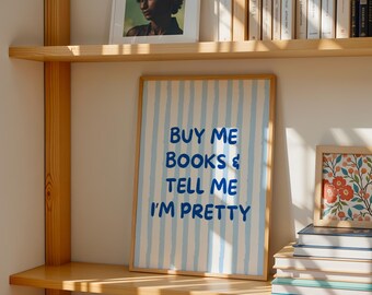 Stampa Buy Me Books: Strisce Azzurre e Bianche, Citazione Estetica Blu, Wall Art Moderna per Amanti dei Libri (Download Immediato)