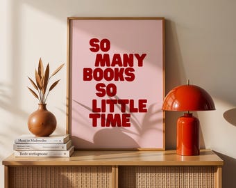 Stampa So Many Books: Sfondo Rosa, Tipografia Rossa con Citazione, Wall Art Trendy per Amanti dei Libri (Download Immediato)
