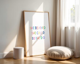 Stampa She Believed She Could: Wall Art Motivazionale Colorata con Citazione Ispirazionale per Casa e Ufficio (Download Immediato)