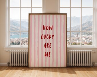 Stampa “How Lucky Are We”: Righe Rosa e Bianche con Scritta Rossa, Decorazione per Casa, Camera da Letto e Soggiorno (Download Immediato)