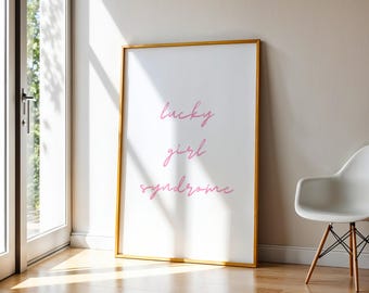 Stampa Lucky Girl Syndrome: Tipografia Corsiva Rosa, Wall Art Minimal ed Elegante per Casa, Camera e Ufficio (Download Immediato)