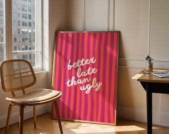 Stampa “Better Late Than Ugly” – Quote Ironica a Righe Rosse e Viola, Decor Bold per la Casa