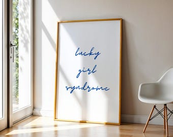 Stampa Lucky Girl Syndrome: Tipografia Corsiva Blu, Wall Art Minimal ed Elegante per Casa, Camera e Ufficio (Download Immediato)