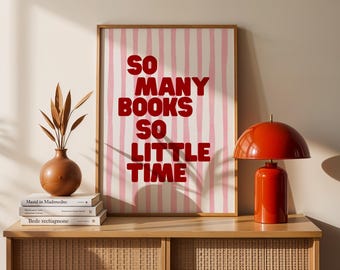 Stampa So Many Books: Strisce Rosa e Bianche, Tipografia Rossa con Citazione, Wall Art Trendy per Amanti dei Libri (Download Immediato)