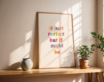 Stampa “It Isn’t Perfect But It Might Be”: Poster Estetico Olivia Dean, Lettere Scrapbook Colorate su Sfondo Neutro (Download Immediato)