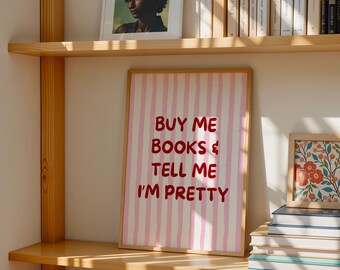 Stampa “Buy Me Books”: Strisce Rosa e Bianche, Tipografia Rossa con Citazione, Wall Art Estetica per Amanti dei Libri (Download Immediato)