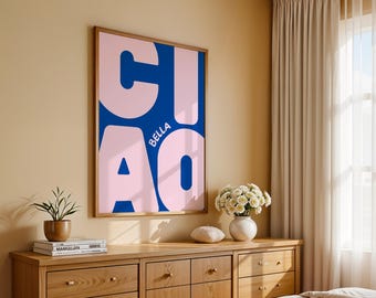 Stampa Ciao Bella: Sfondo Blu con Scritta Rosa, Wall Art Minimal con Citazione Italiana (Download Immediato)