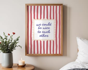 Stampa “We Could Be Nice to Each Other”: Poster Retro Ispirato a Olivia Dean con Righe Bianche e Rosse e Citazione Blu (Download Immediato)