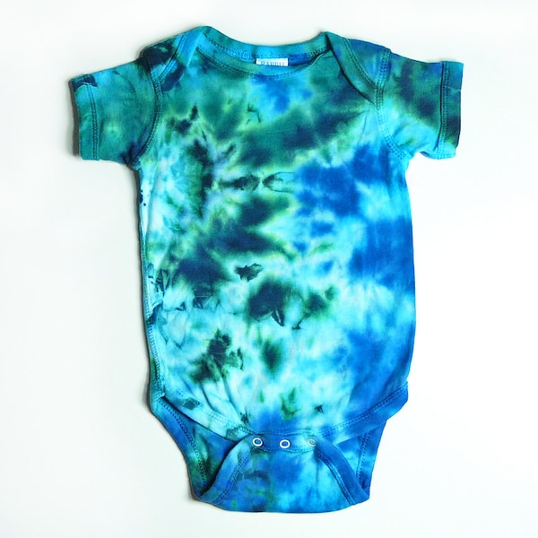 Body bébé tie and dye, manches courtes, couleurs de l'océan, thème de la plage, parfait pour un cadeau hippie pour bébé