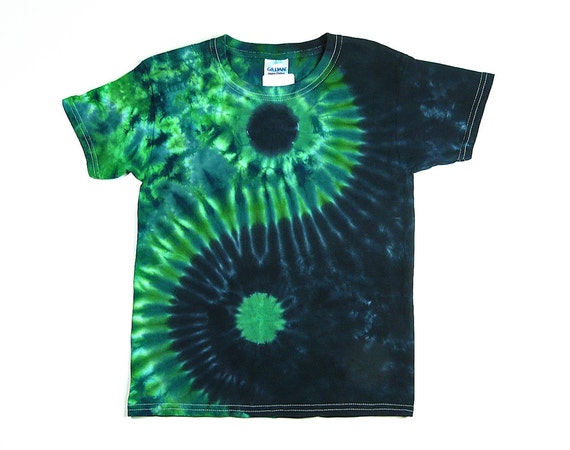 NEED : un T-shirt tie-dye délavé avec… de la sauce